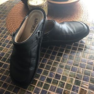 Algeria, slip resistant, leather clogs, size 7